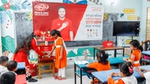 গ্রামীণ স্কুল অ্যাক্টিভেশন প্রোগ্রামের অংশ হিসাবে একজন মহিলা একজন ছাত্রকে লাইফবয় দিয়ে কীভাবে সঠিকভাবে হাত ধুতে হয় তা শেখাচ্ছেন
