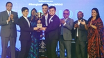 ইউনিলিভারের বিজমায়েস্ট্রোস  ২০২২ এর বিজয়ী দল এক্সট্রা ড্রিল (আইবিএ, ঢাকা)-এর সদস্যরা প্যানেলিস্টের কাছ থেকে ট্রফি