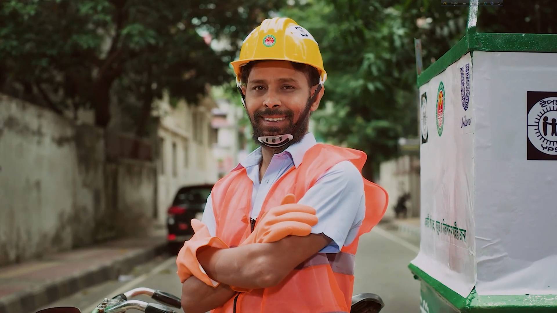 পিপিই পরা পরিচ্ছন্নতা কর্মী